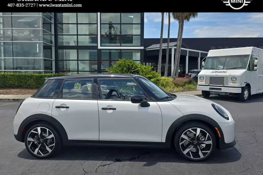 2025 Mini Cooper 4 Door Hardtop Signature photo 1