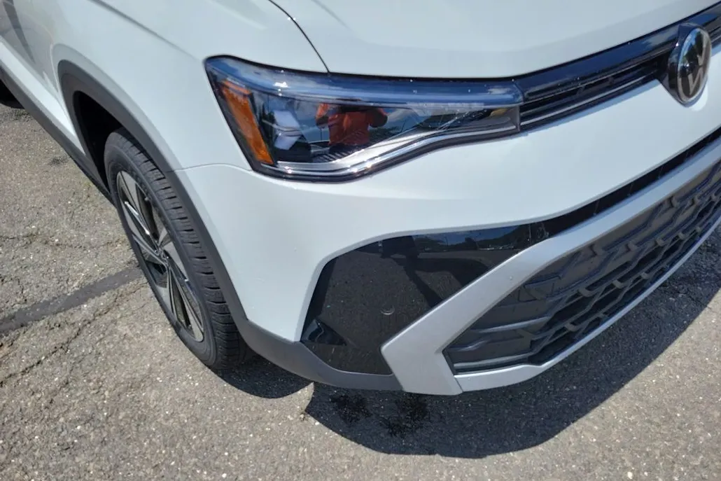 2025 Volkswagen Taos SE photo 1