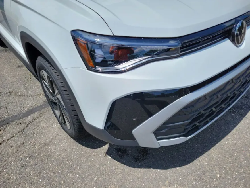 2025 Volkswagen Taos SE photo 1