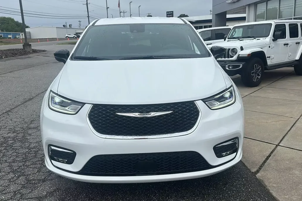 2026 Chrysler Pacifica photo 1