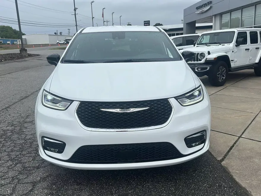 2026 Chrysler Pacifica photo 1