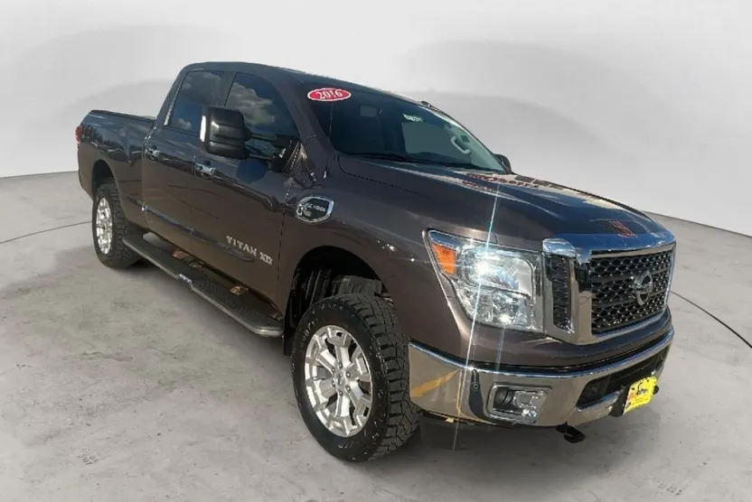 2016 Nissan Titan SV photo 1