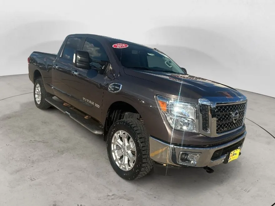 2016 Nissan Titan SV photo 1