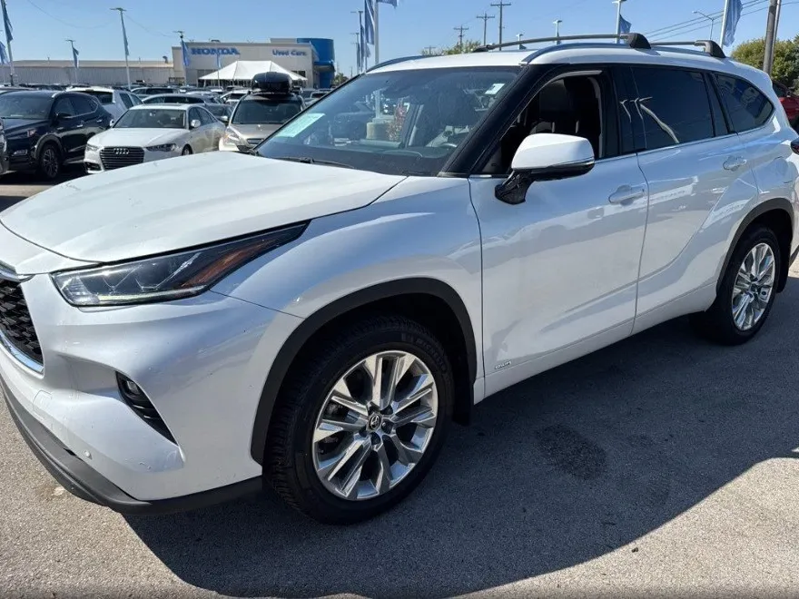 2022 Toyota Highlander Hybrid Limited photo 1
