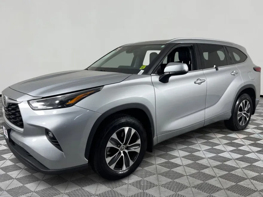 2022 Toyota Highlander XLE photo 1