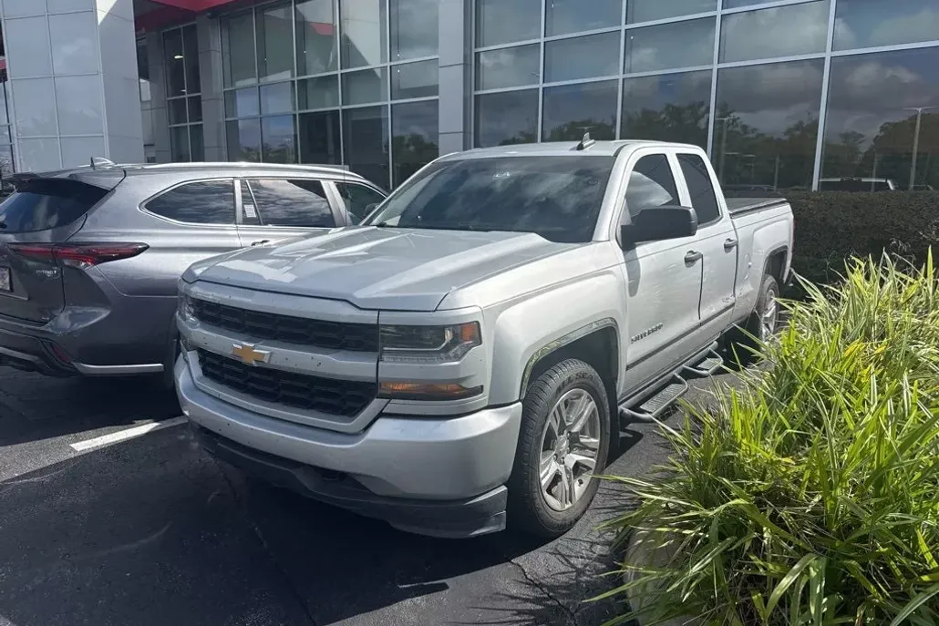 2018 Chevrolet Silverado 1500 Custom photo 1