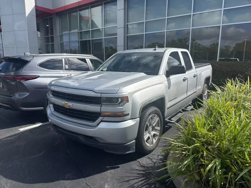 2018 Chevrolet Silverado 1500 Custom photo 1