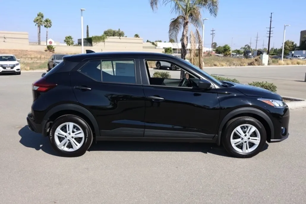 2025 Nissan Kicks Play S photo 1