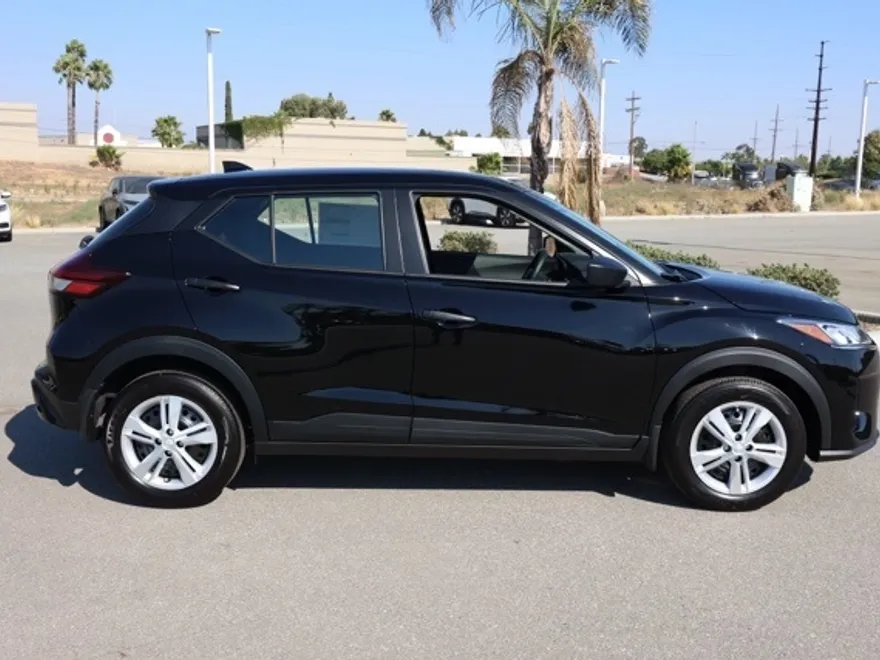 2025 Nissan Kicks Play S photo 1
