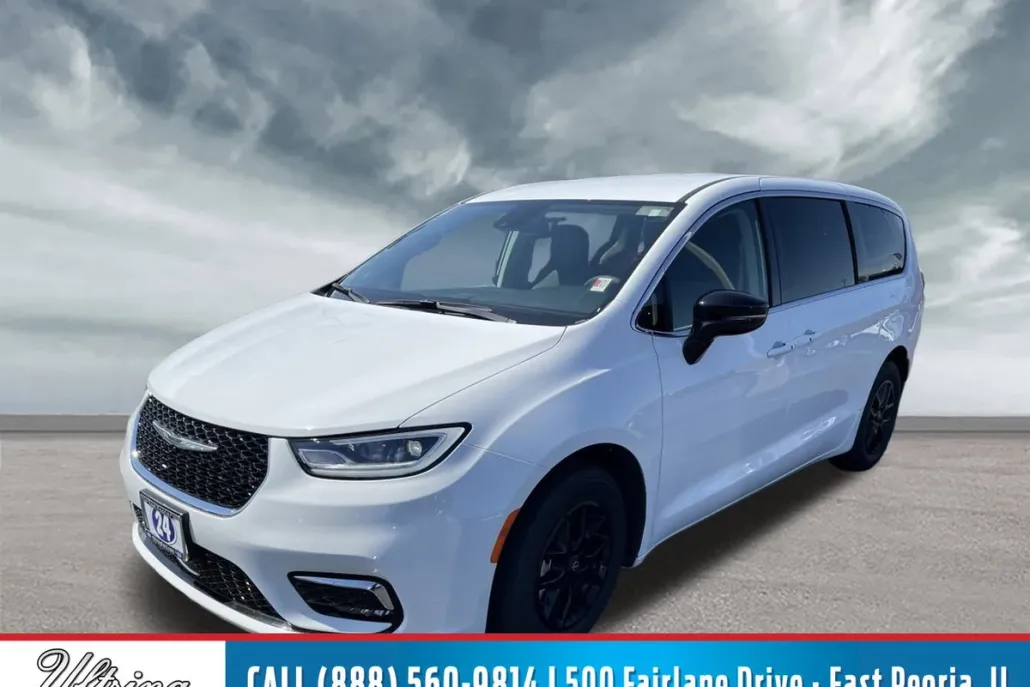 2024 Chrysler Pacifica Touring L photo 1