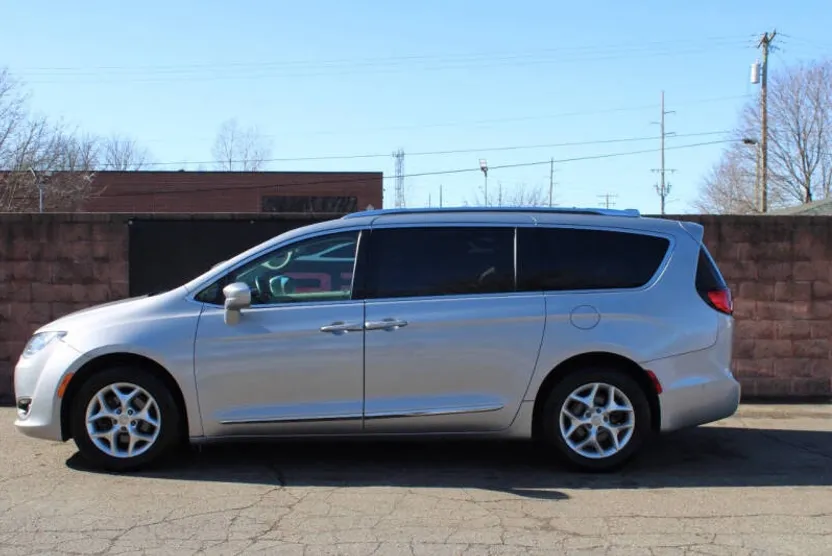 2017 Chrysler Pacifica Touring Plus photo 1