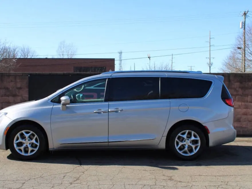 2017 Chrysler Pacifica Touring Plus photo 1