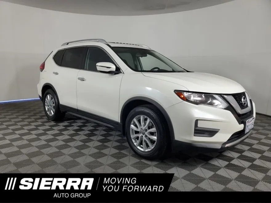 2017 Nissan Rogue SV photo 1
