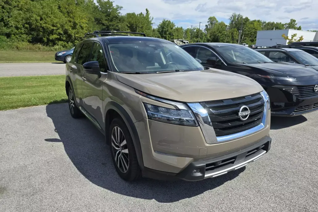 2023 Nissan Pathfinder Platinum photo 1