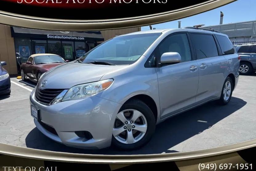 2011 Toyota Sienna LE photo 1
