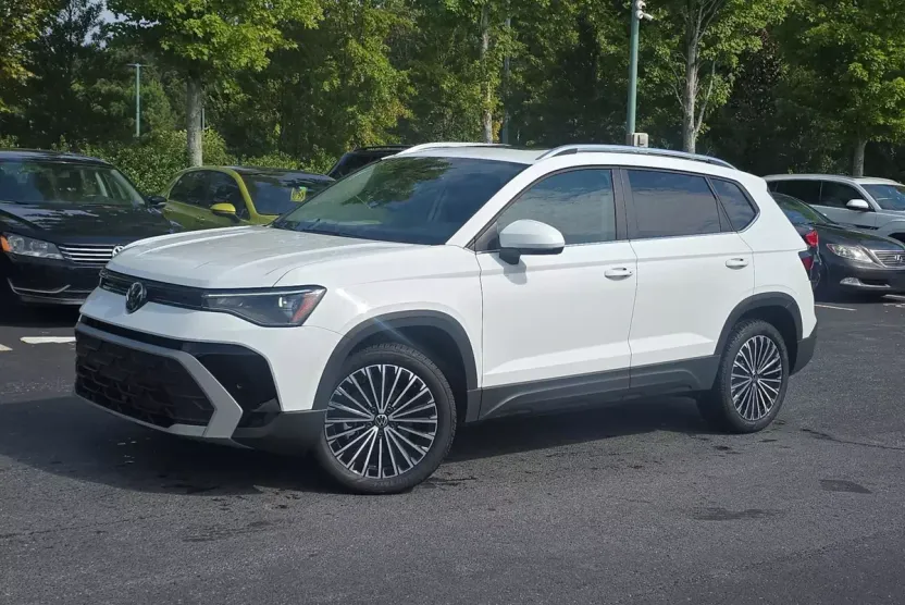 2025 Volkswagen Taos SE photo 1