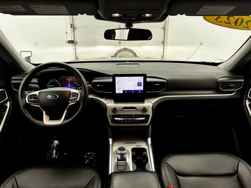 2023 Ford Explorer XLT photo 1