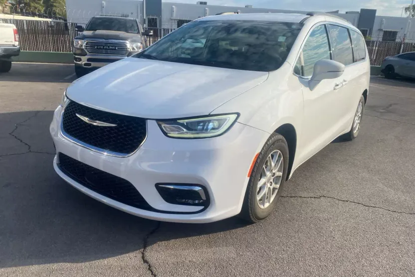 2022 Chrysler Pacifica Touring L photo 1