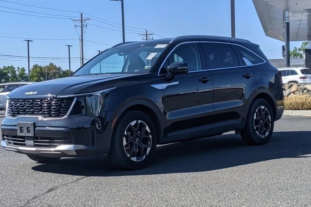 2024 Kia Sorento S photo 1