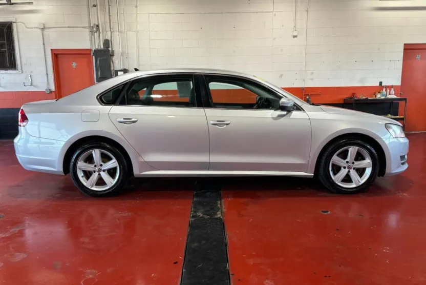 2013 Volkswagen Passat SE photo 1