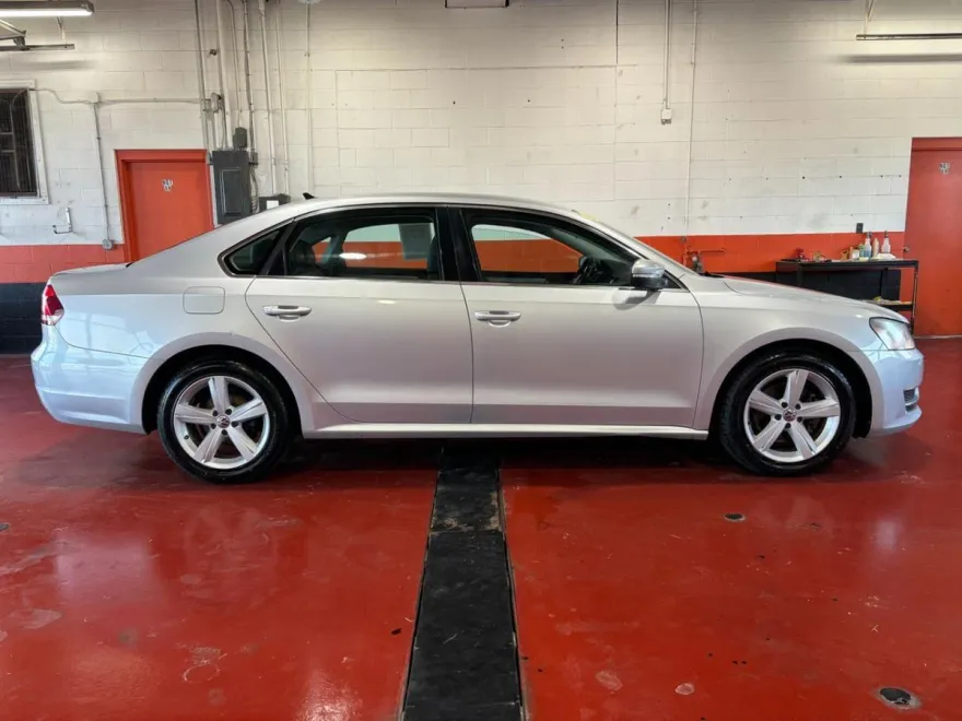 2013 Volkswagen Passat SE photo 1