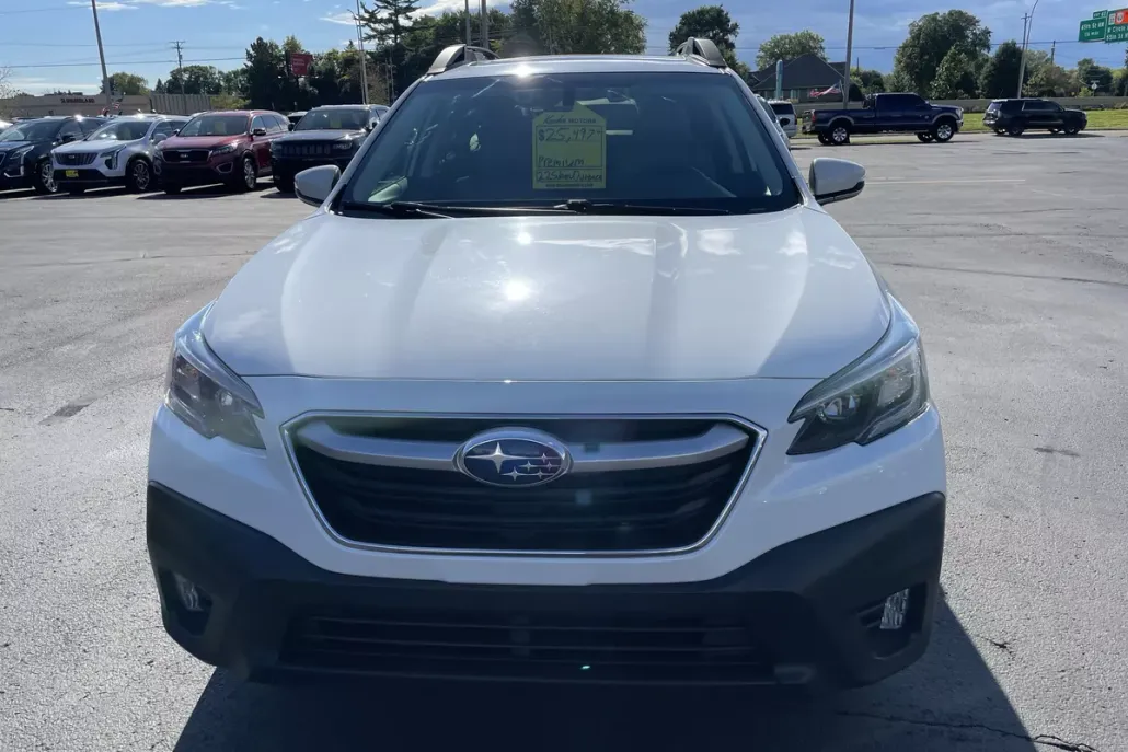 2022 Subaru Outback Premium photo 1