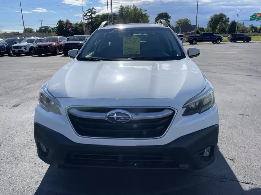 2022 Subaru Outback Premium photo 1