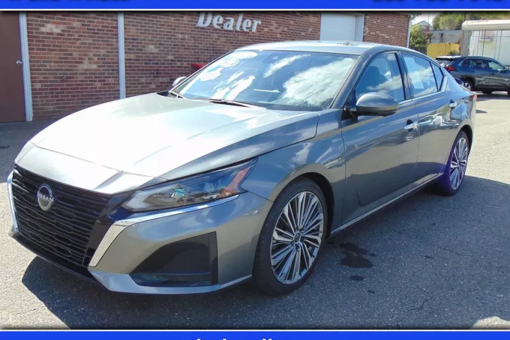 2023 Nissan Altima 2.5 SL photo 1