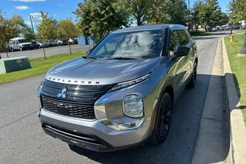 2023 Mitsubishi Outlander SE photo 1