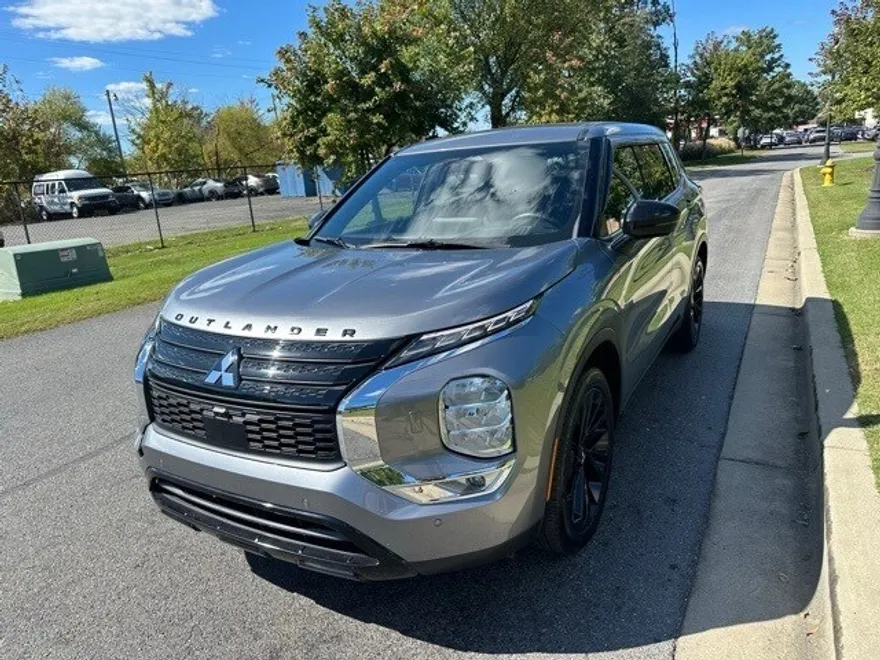 2023 Mitsubishi Outlander SE photo 1