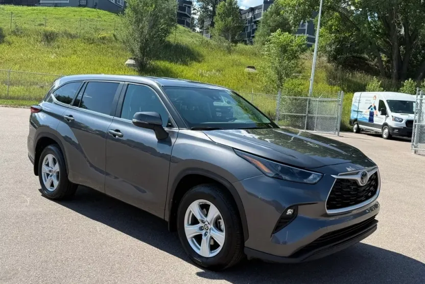 2024 Toyota Highlander LE photo 1