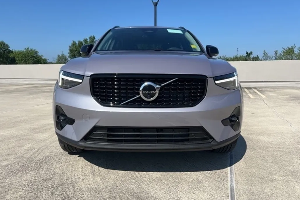 2026 Volvo XC40 Plus photo 1