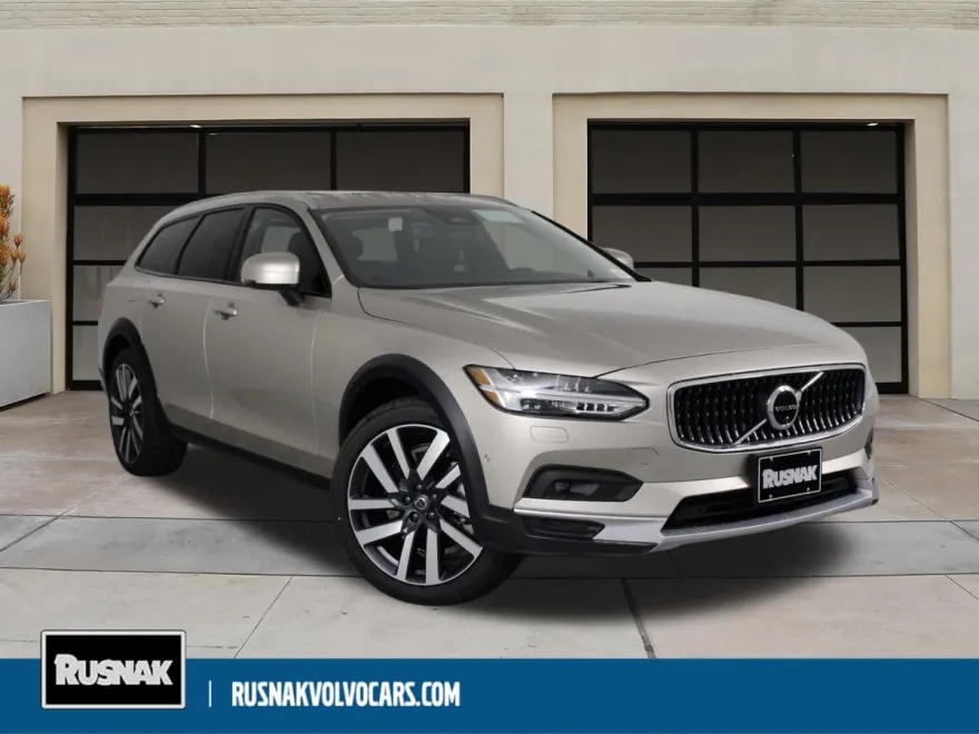 2025 Volvo V90 Cross Country B6 photo 1