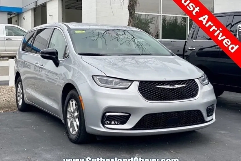 2024 Chrysler Pacifica Touring L photo 1