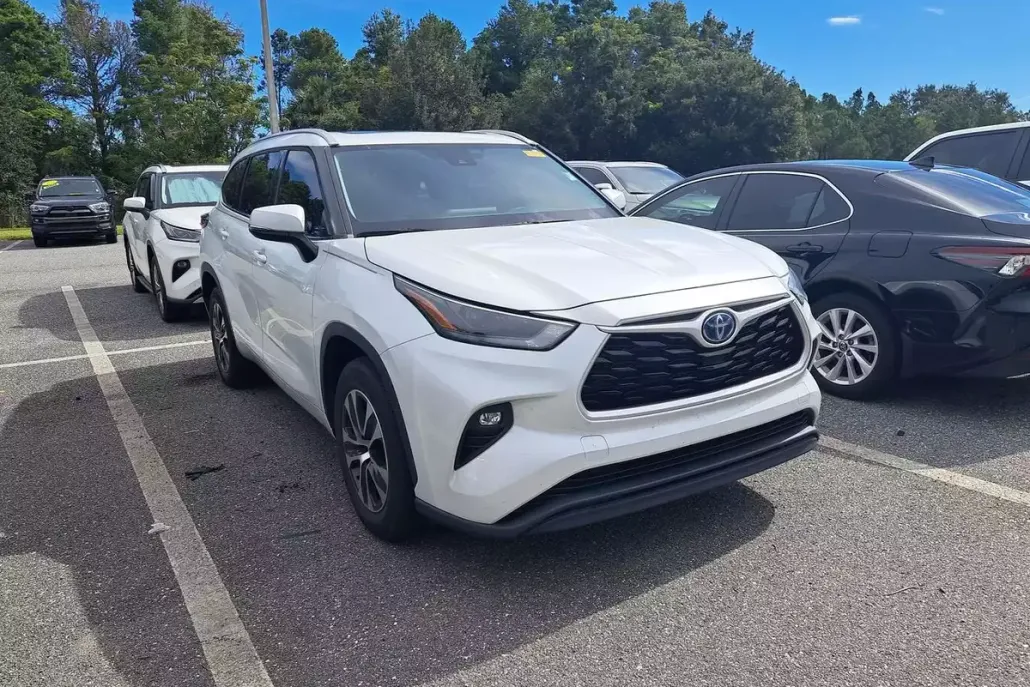 2022 Toyota Highlander Hybrid XLE photo 1