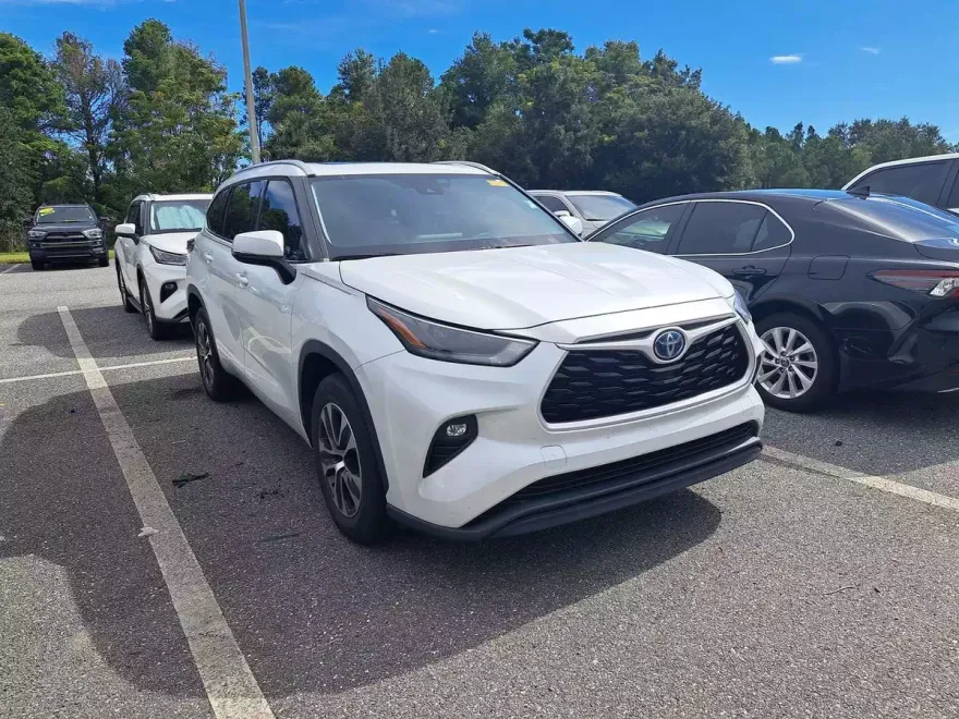 2022 Toyota Highlander Hybrid XLE photo 1