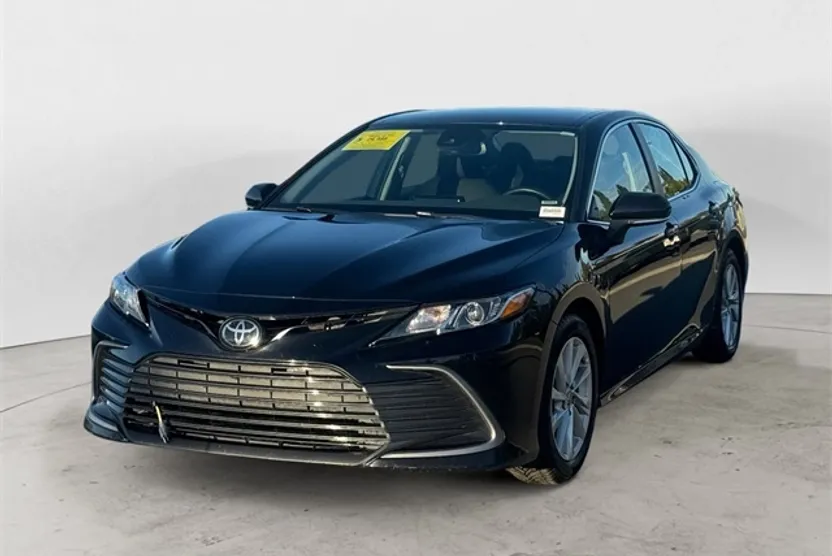 2023 Toyota Camry LE photo 1