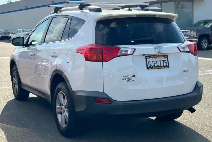 2014 Toyota RAV4 LE photo 1