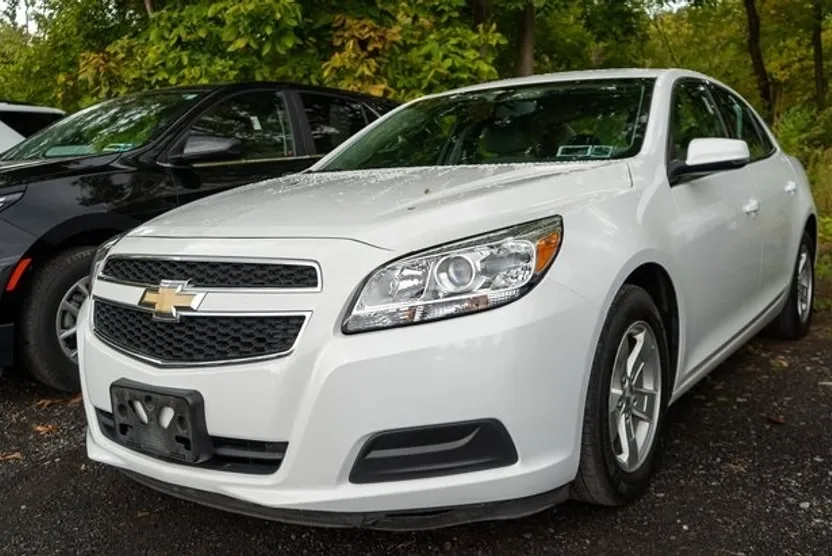 2013 Chevrolet Malibu 1LT photo 1