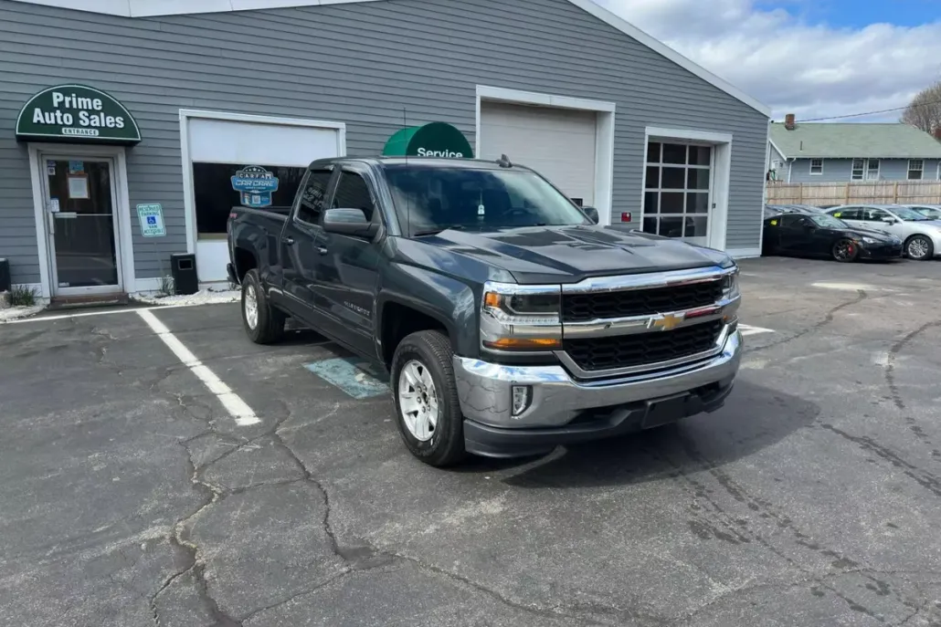 2017 Chevrolet Silverado 1500 LT photo 1