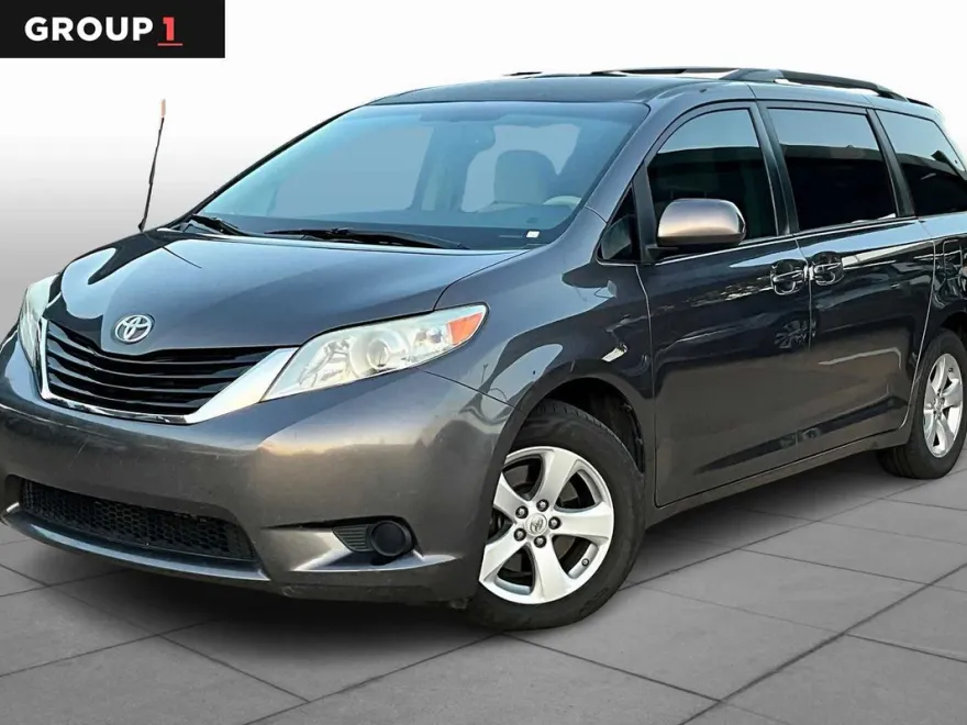 2013 Toyota Sienna LE photo 1