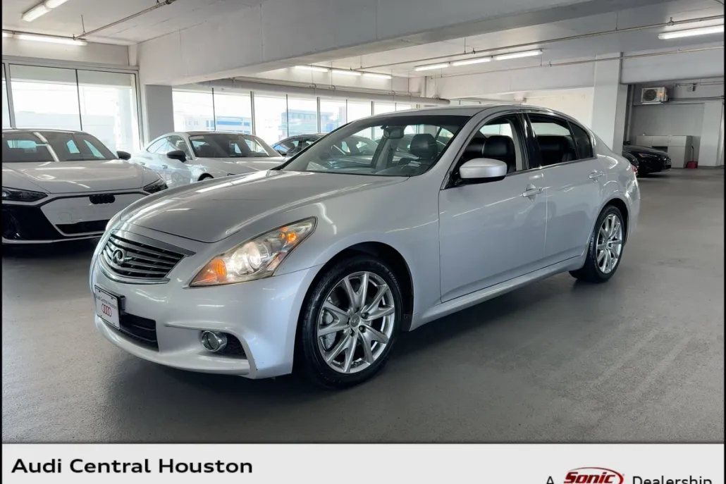 2013 Infiniti G37 Journey photo 1