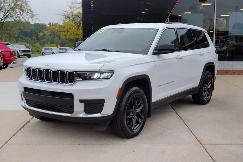 2023 Jeep Grand Cherokee Laredo photo 1