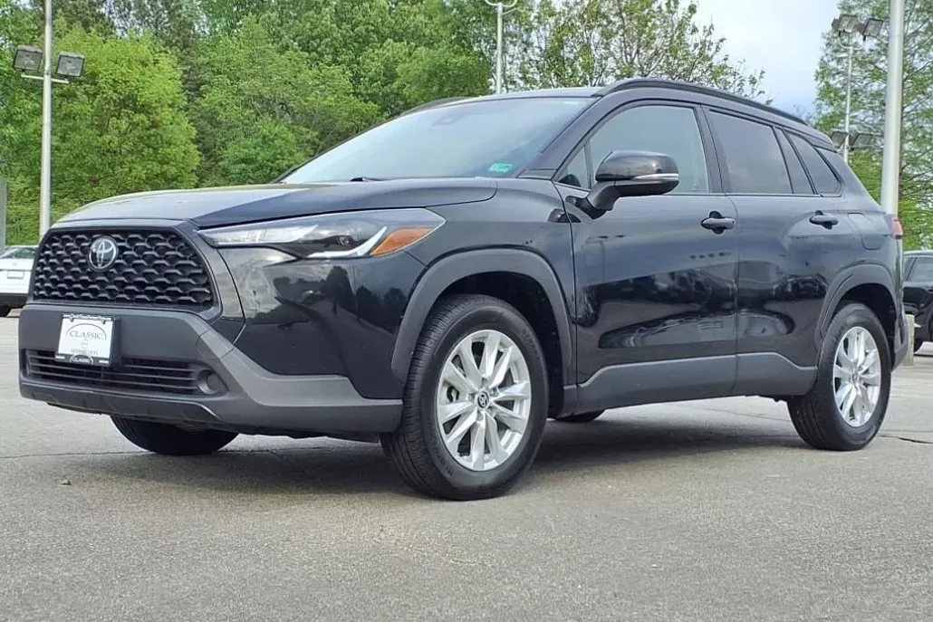 2022 Toyota Corolla Cross LE photo 1