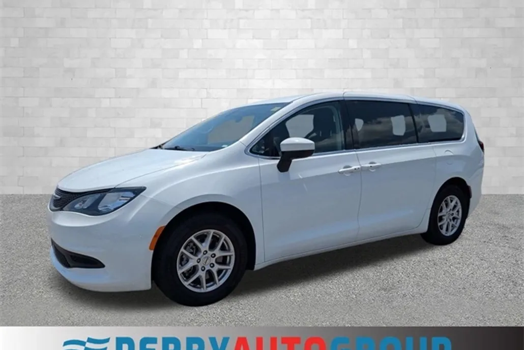 2022 Chrysler Voyager LX photo 1