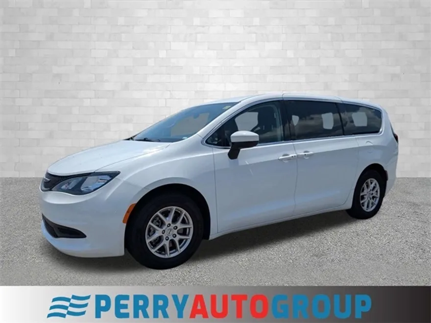 2022 Chrysler Voyager LX photo 1