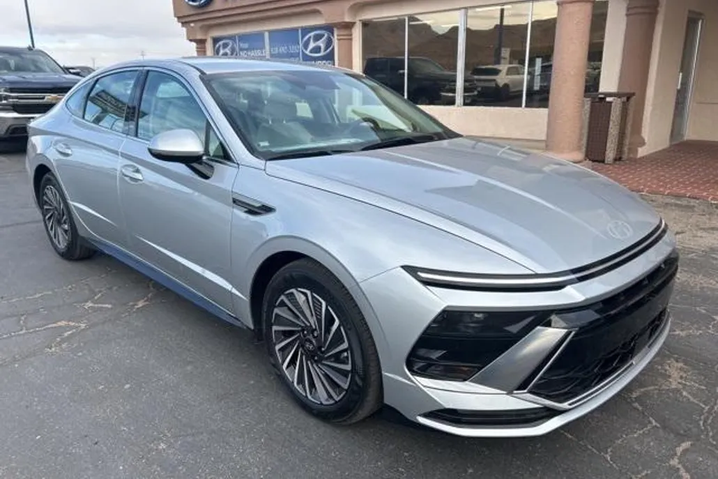 2025 Hyundai Sonata Hybrid SEL photo 1