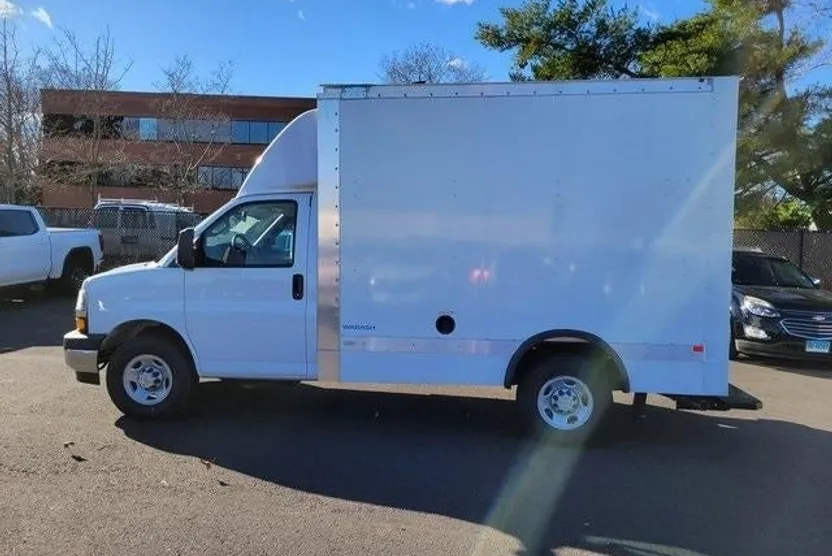 2024 Chevrolet Express Cutaway 3500 Base photo 1