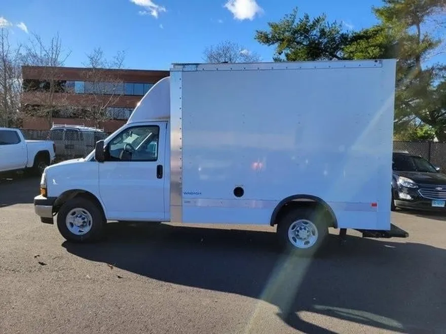 2024 Chevrolet Express Cutaway 3500 Base photo 1