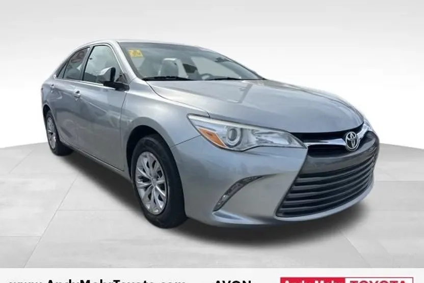 2017 Toyota Camry LE photo 1
